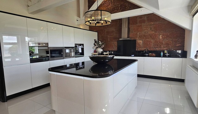 Luxury 3 Bedroom apartment with Loch View