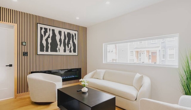 Luxury 3BD Short Walk to Airport
