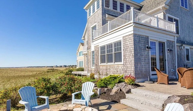 Luxury 5BR/5 ensuite baths Oceanfront retreat directly on the beach !