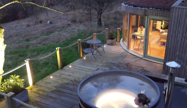 Luxury and Peaceful 1-bed Roundhouse with Hot Tub