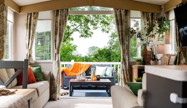 Luxury Beachside Stay Near Edinburgh with FREE Parking & Wi-Fi