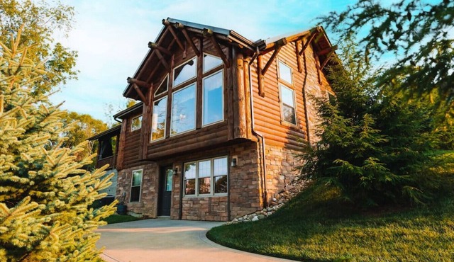 Luxury Cabin with Hot Tub, Kitchen, Living Room, Fireplace - Sleeps up to 6