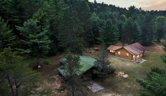 Luxury Cabin with Hot Tub! Private 10 Acres, Garage game room, Hiking/ORV Trails
