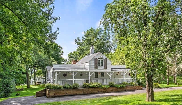 Luxury carriage house with tons of space and 325 feet of shoreline!