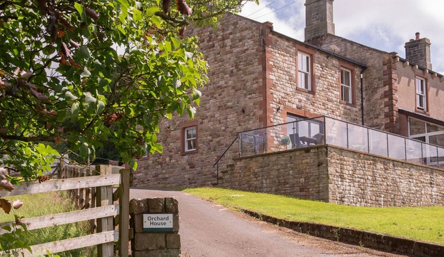 Luxury cottage with stunning views, hot tub and 2 dogs welcome