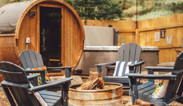 Luxury Cozy cabin with hot tub/sauna/Wifi/close to rock house in Laurelville