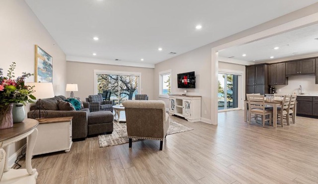 Luxury Downtown 2BDR Lake View Penthouse Condo steps to Beach 303E