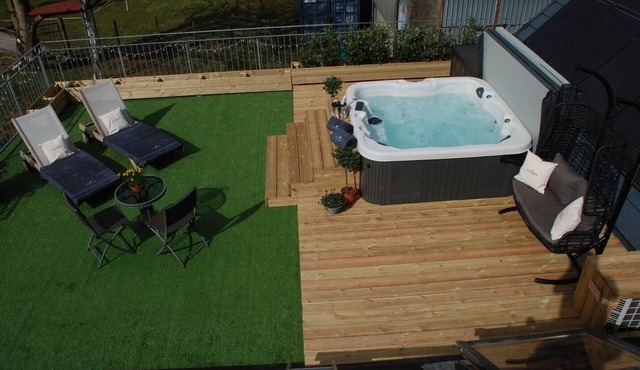 Luxury Duplex, Sleeps 2- Hot Tub, Balcony, Parking