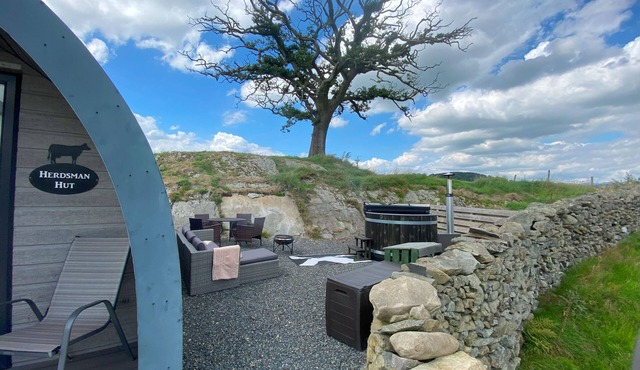 Luxury Glamping Pod with underfloor heating, on a working farm (Dog-friendly)