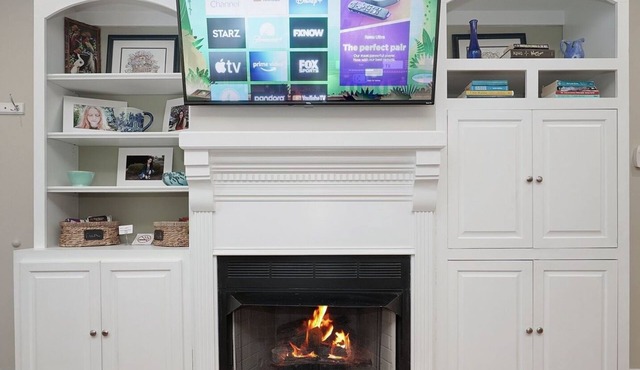 Luxury Highlands Townhouse, WALK TO ALL, 2 king 2.5 bath, fireplace,