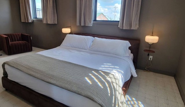 Luxury Hot Tub Suite in Downtown Berlin 304