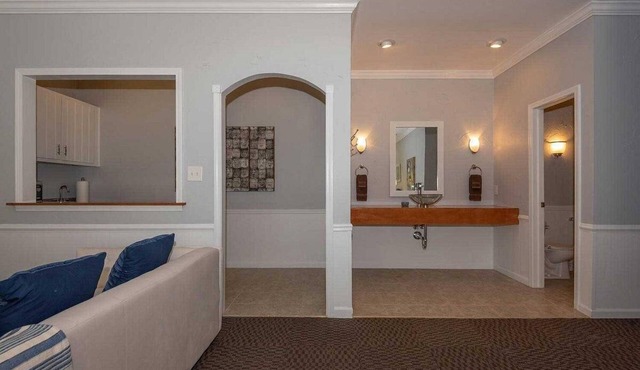 Luxury Hot tub Suite w/In-Room Hot Tub & King Bed 1BR, 1BA