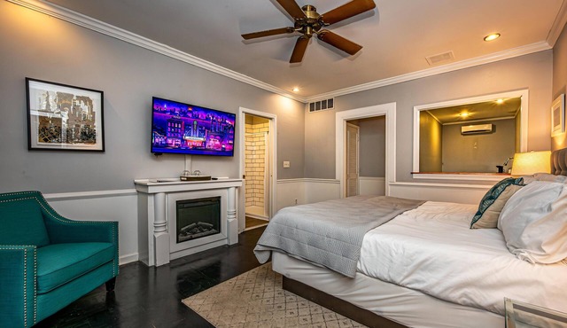 Luxury Hot tub Suite w/In-Room Hot Tub & King Bed 1BR, 1BA