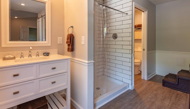 Luxury Hot tub Suite w/In-Room Hot Tub & King Bed 1BR, 1BA