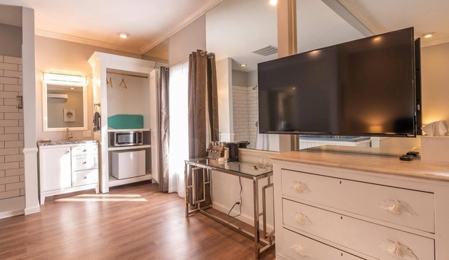 Luxury Hot tub Suite w/In-Room Hot Tub & King Bed 1BR, 1BA