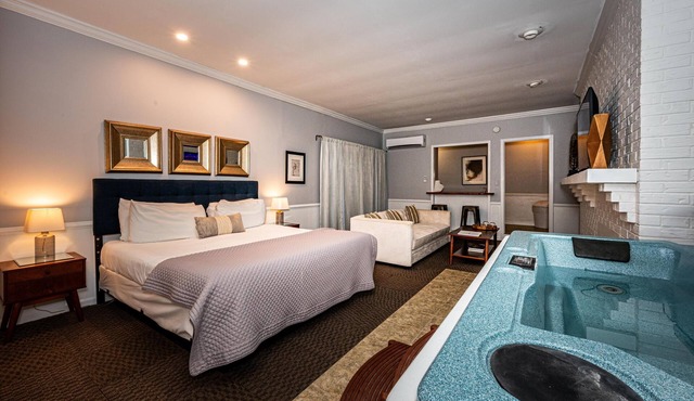 Luxury Hot tub Suite w/In-Room Hot Tub & King Bed 1BR, 1BA