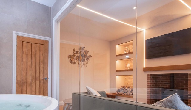 Luxury Indoor Hot Tub entire apartment close to city centre