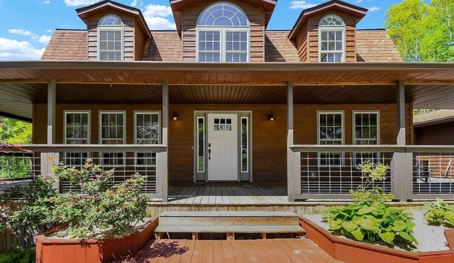 Luxury Lodge w/Gourmet Kitchen, Hot Tub & Wood Burning Fireplace! Pet Friendly