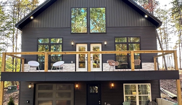 Luxury Meets Adventure - The Ultimate Family Getaway with 20 Acres to hike!
