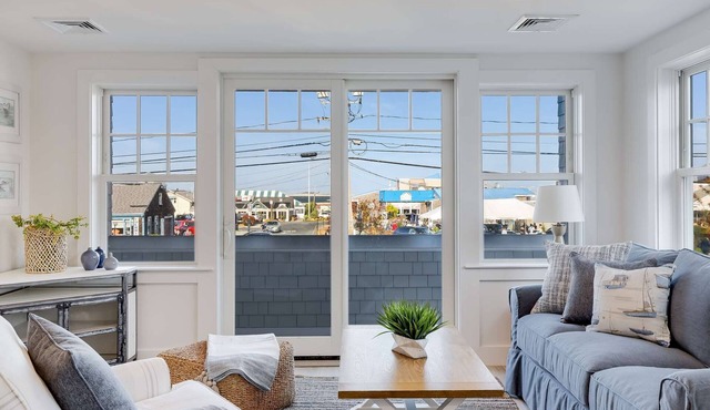 Luxury Ocean View Corner Condo (725S.F.)