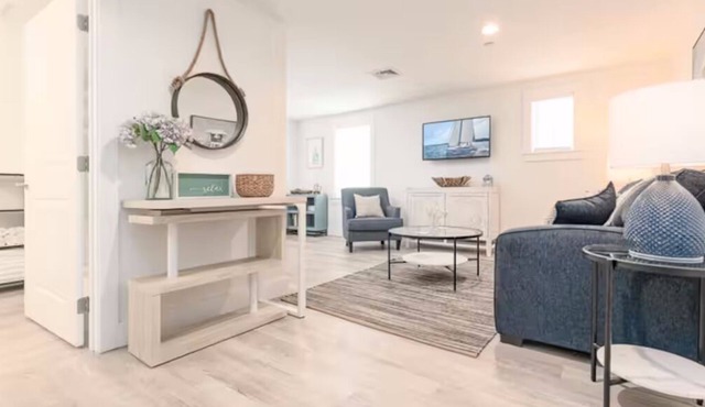 Luxury One Bedroom Condo (650S.F.)