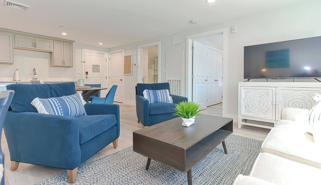 Luxury One Bedroom Condo (625S.F.)
