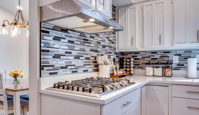 Luxury: Private Pickleball, Tennis, Pool, & Hottub