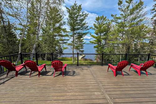 Luxury Rainy Lake House with Private Dock!
