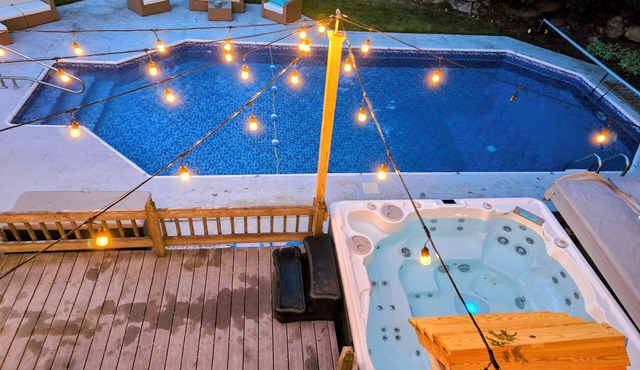 Luxury retreat, in-ground huge pool, 10-person hot tub, outdoor shower, fire pit