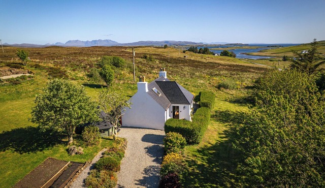 Luxury Skye Cottage Hot Tub BBQ Lodge Sea & Mountain Views