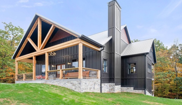 LUXURY✨ SUMMER TRIP💦 HOT TUB 🧖🏼‍♀️ POOL TABLE🎱 MULTIFAMILY 🛏️ 1 MILE TO BOAT RAMP🚤