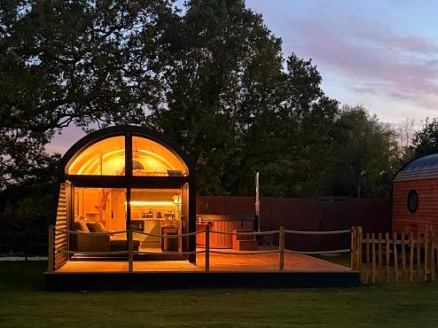 Luxury Tiny Home next to Belfry Golf Course Highland Cow