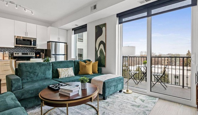 Luxury Uptown 2Bed Condo with Patio |Gym |Office