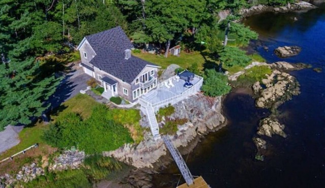 Luxury Waterfront Private Property with Hot Tub