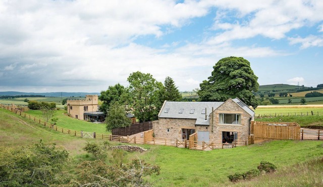 LYDIA - first floor stylish apartment in a tranquil countryside setting