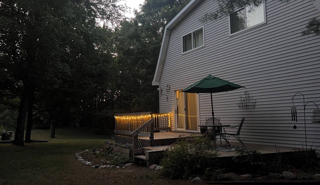 M-22 home, 3 min to Lake Michigan and surrounded by hiking trails!