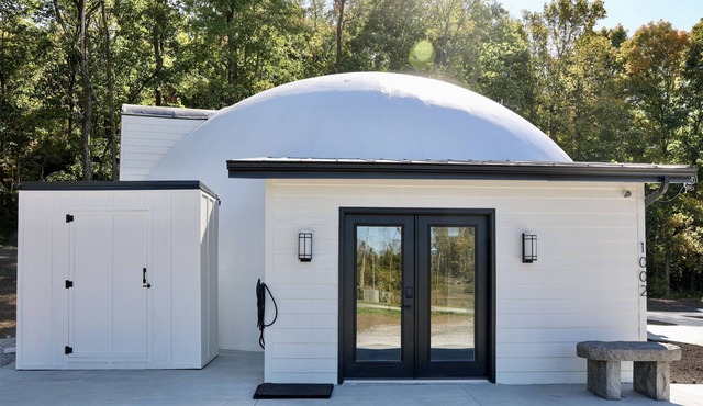 Mad River Igloo. 3 bed 2 bath. Sleeps 8. EV+.Hot tub. Fire pit.