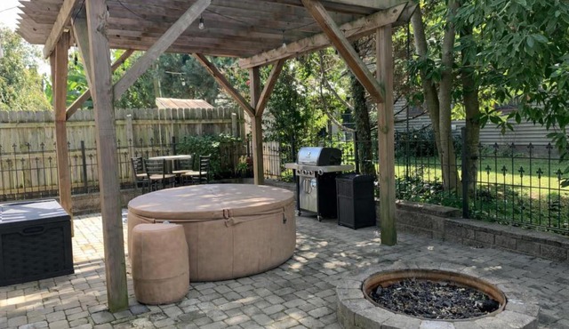 Madison Manor II by the River Hot Tub Downtown