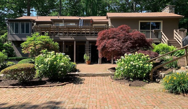 Magnolia By The Sea-Attractive home, large yard & deck. Walk to Magnolia Beach