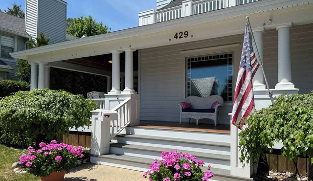 Main Street Escape | Steps to Marina, Shops & Dining