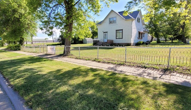 Main Street Home-Locally Owned-No Cleaning Fees-Pets Allowed
