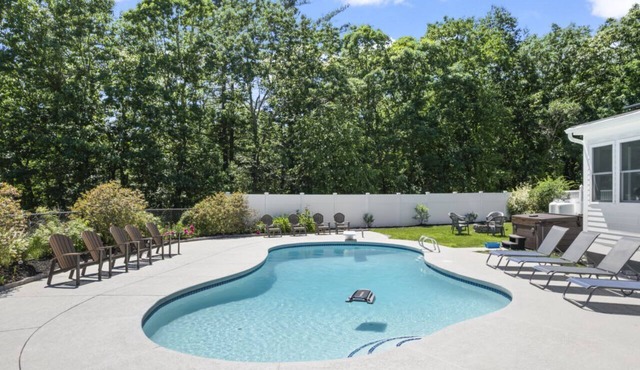 Maine Pondfront Home Sleeps 22 - Pool & Hot Tub