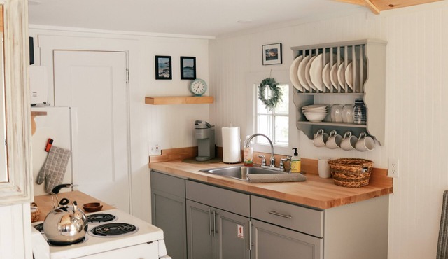 MaineStay Cottage #5 With Fireplace & Fully Stocked Kitchen in Hampden/Bangor