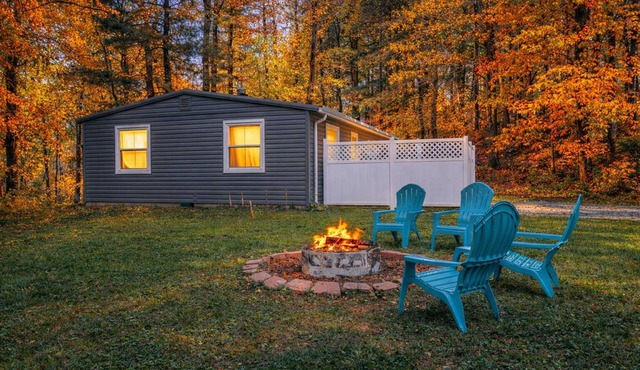 Majestic Pines: Cheerful 2 BR cottage for 4 near Lake Logan w/Hot tub + WiFi