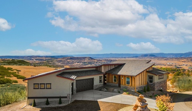 MAJESTIC SUNSET RETREAT - BREATHTAKING MOUNTAIN VIEWS!
