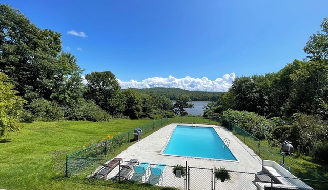 Majestic Waterfront River Home PET FRIENDLY