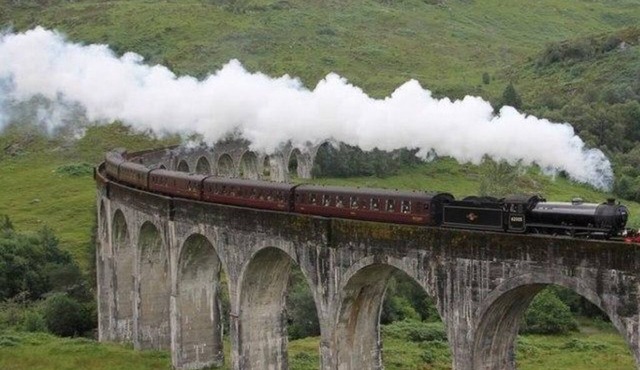 Mallaig Cottage - Harry Potter Steam Train Passes at bottom of Garden