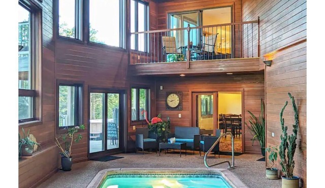 Mansion on 8 Acres w/indoor pool, outdoor hot tub, fire pit, Frisbee golf,