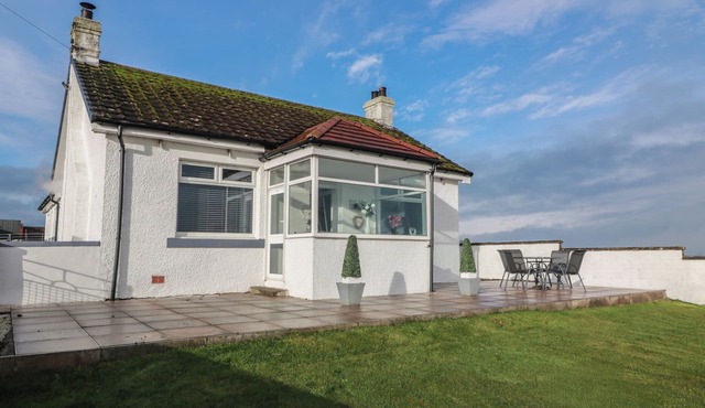 MARCHDYKE FARM COTTAGE, family friendly, with open fire in Annan