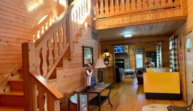 Marilyn's Cottage, Family Friendly, Park Setting, King Bed , Fire Pit, Pet Free
